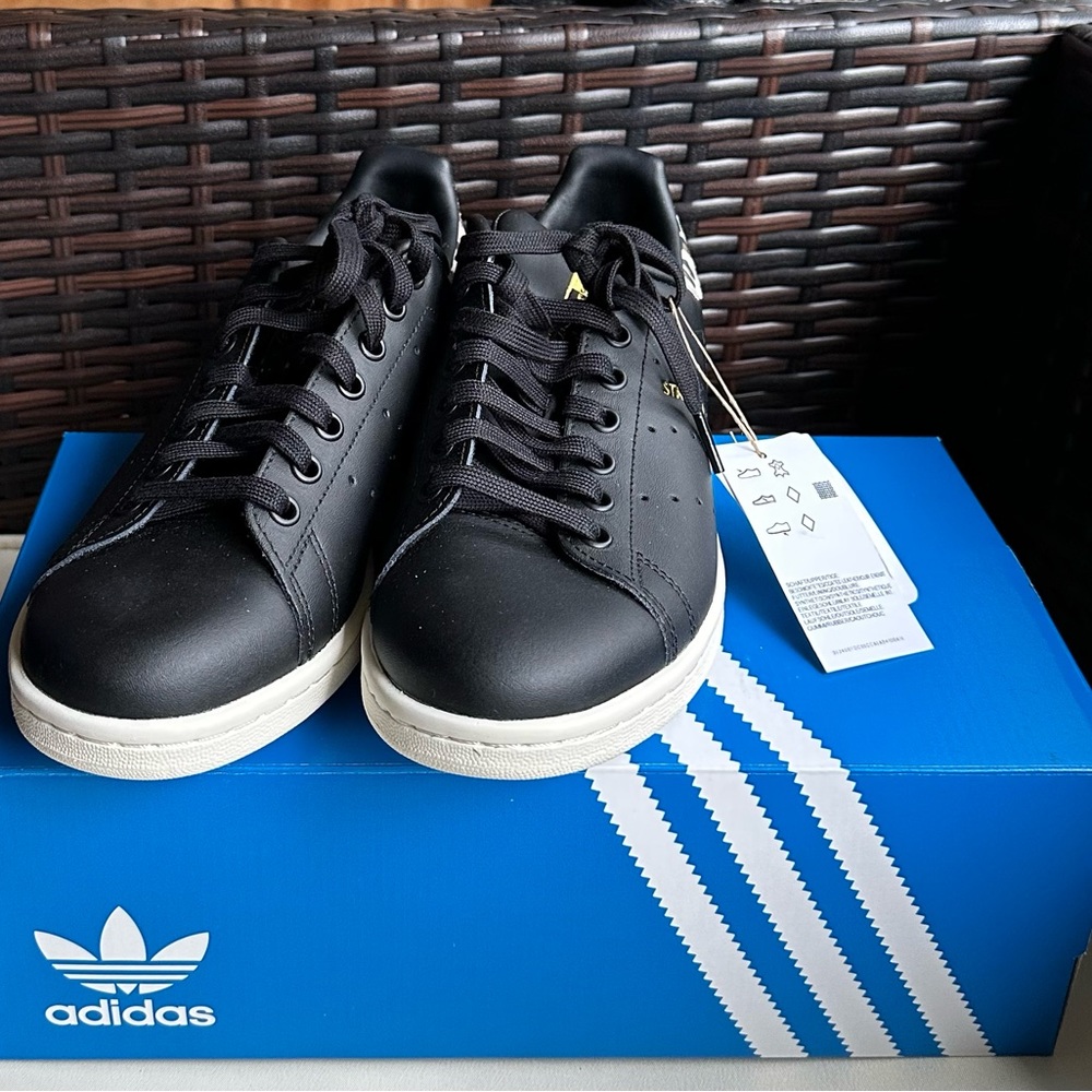 NWT Stan Smith Adidas, Black Gold Metallic Chita at the Back Size 8.5